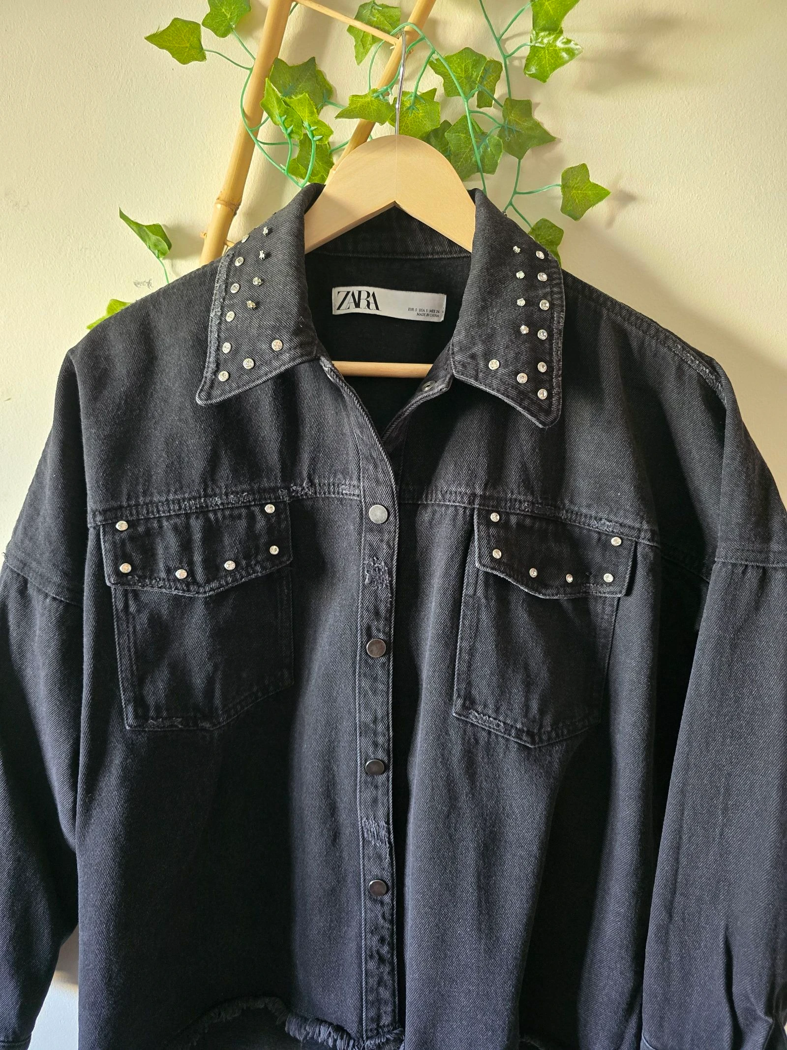 Jaqueta jeans preta oversized com detalhes brilhantes de Zara/tamanho S - estado perfeito. – photo 3